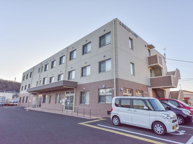 清潔感のある建物外観 外観 広々とした駐車スペースがあり、明るい色合いの建物は清潔感があります。ここで一緒に働く仲間をお待ちしております。