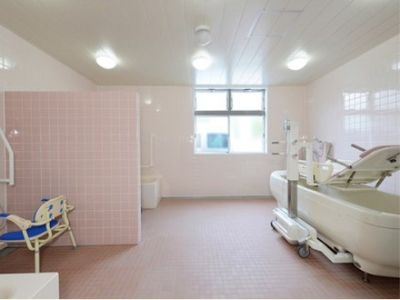 清潔感溢れる介護浴室