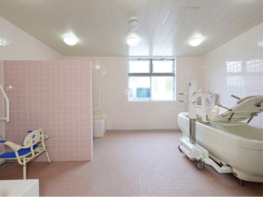 清潔感溢れる介護浴室