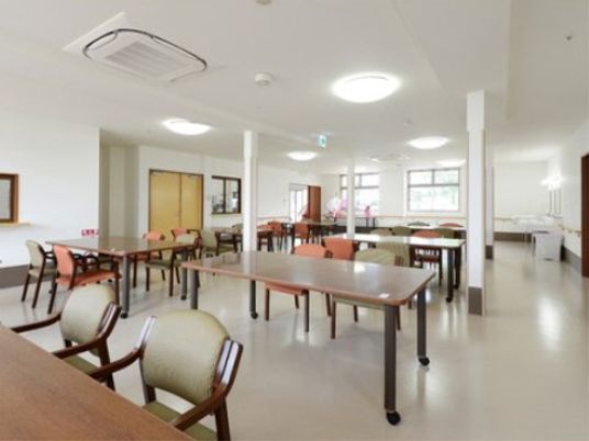 広々とした食堂の勤務環境