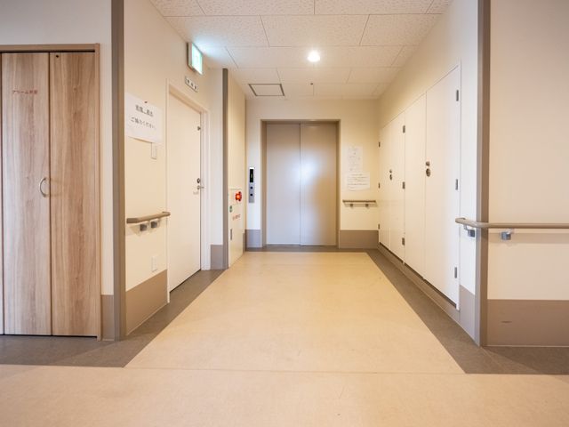 広々とした廊下の様子 廊下 ゆとりのある廊下は手すり付きで、安全に歩行できる設計になっています。デイサービスなどのご利用時も快適です。