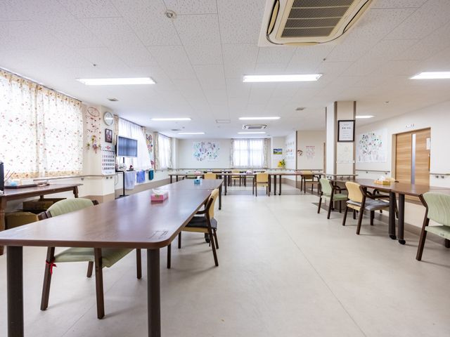 広々とした多目的室 共有スペース ゆったりとした座席の配置がされた多目的室です。手芸や絵画など、様々な活動が楽しめる空間が広がっています。