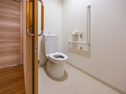 バリアフリー設計のトイレ