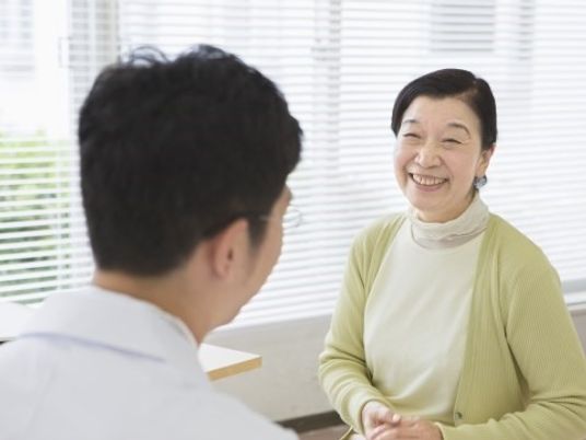 笑顔のおばあさんと職員