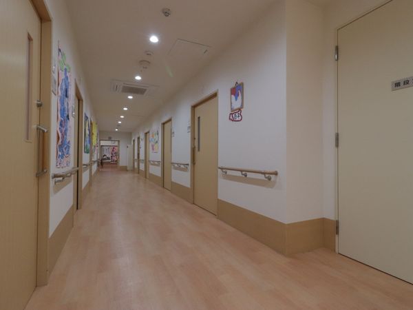 明るく清潔な廊下