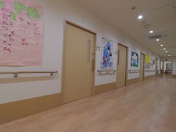 廊下の壁に飾られたアート作品