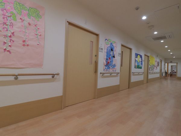 廊下の壁に飾られたアート作品