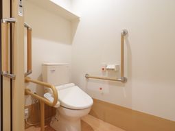 手すり付きトイレの内観