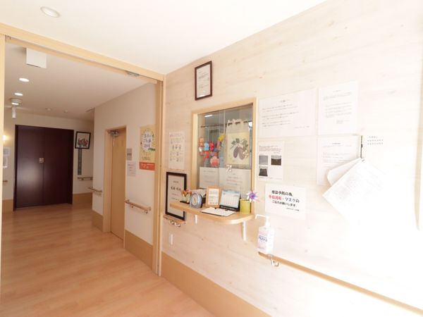 明るい廊下の掲示物
