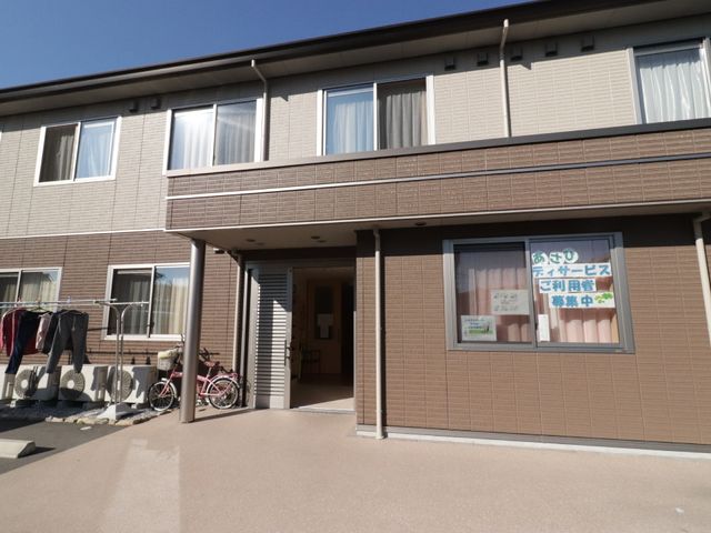 明るい外観の施設 