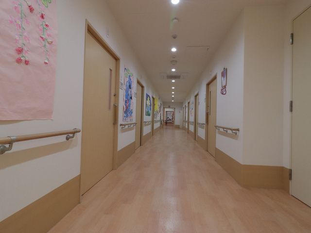 廊下の風景 廊下  広くて明るい廊下です。壁には季節感のあふれるアートが飾られ、温かい雰囲気を演出しています。