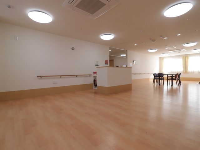広々とした明るい居室 多目的ルーム ゆとりある床面積の居室で、日々のコミュニケーションや活動が心地よく行えます。窓からの自然光が温もりを与え、穏やかな時間を楽しめる空間です。