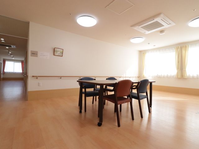 多目的利用可能な空間 多目的ルーム  ゆったりとした広さの落ち着く空間です。日差しが差し込み、椅子に座って穏やかな時間を過ごせます。