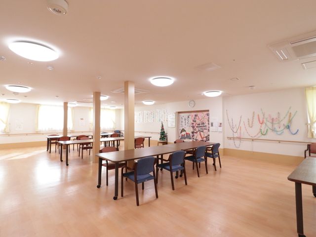 広々とした明るい食堂 リビング  開放的な空間が広がる食堂では、居心地の良さを大切にしています。日々のコミュニケーションの場として、また様々な催しも楽しめる設計です。