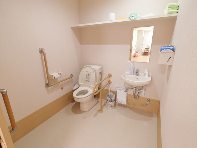 バリアフリー設計のトイレ 共用トイレ  手すりが完備された清潔なトイレです。日々の快適な生活のための配慮がされています。