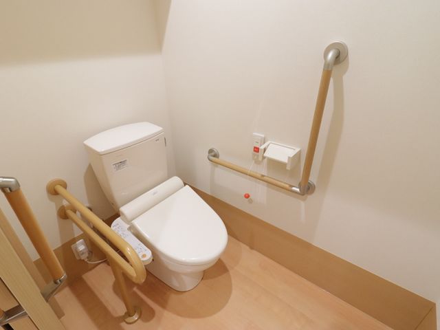 バリアフリーのトイレ設備 トイレ 手すりを備えた清潔なトイレです。安心してご使用いただける配慮が行き届いています。