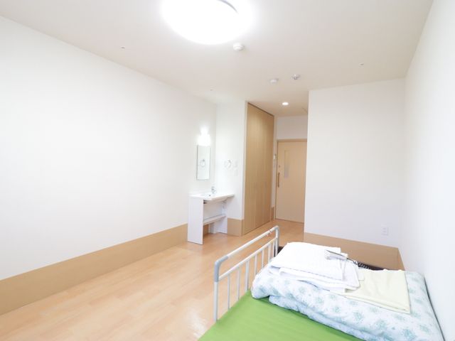 シンプルな居室 居室 余計なものを省いた洗練された居室です。広々とした空間でゆったりとお過ごしいただけます。