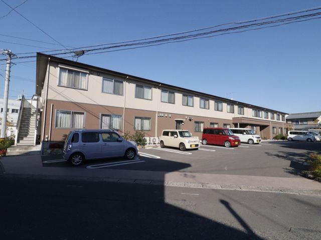  施設の外観と駐車場 