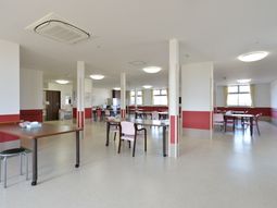 広々とした食堂スペース