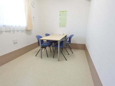 多目的室のシンプルな机椅子