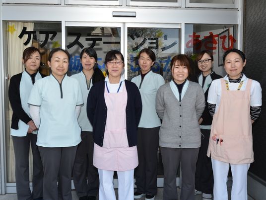 明るい表情のスタッフ集合