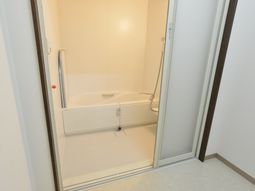 清潔な浴室の入口