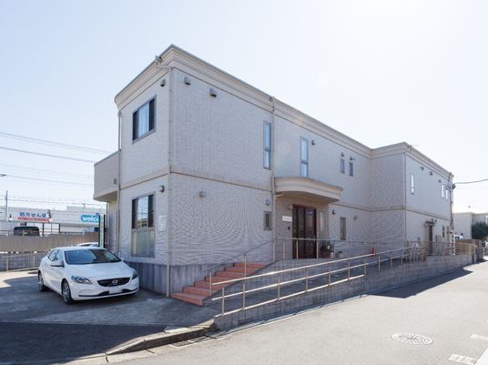 清潔感のある白い外観