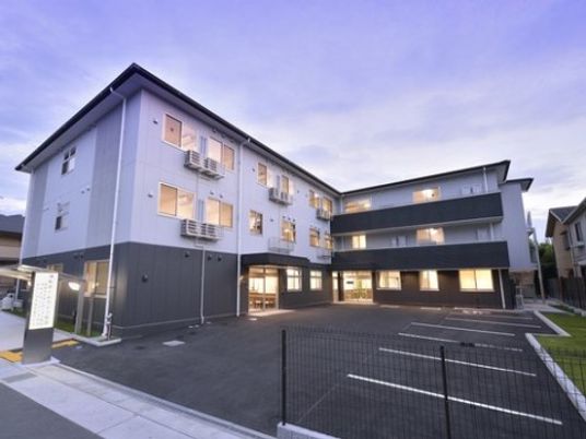 明るい夕暮れの外観