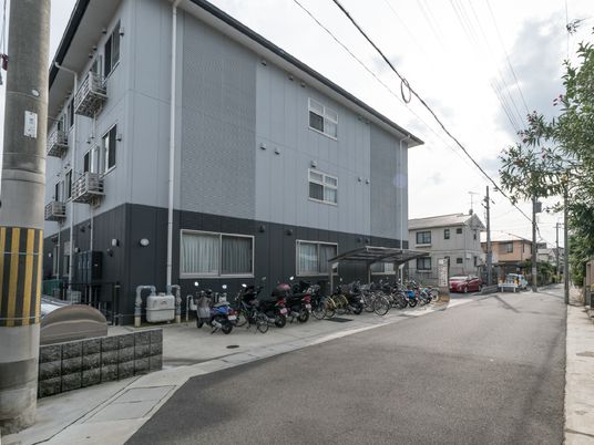 灰色の建物の外観