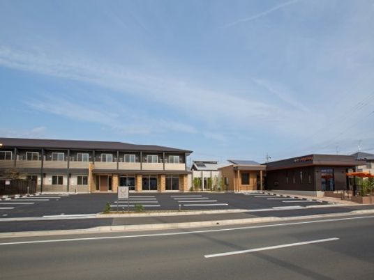 静かな街並みの施設外観