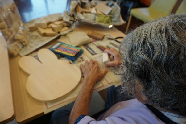 手作業をする人物の様子