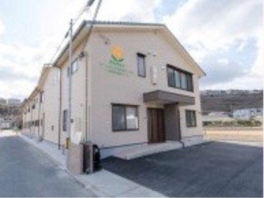 明るい外観の建物