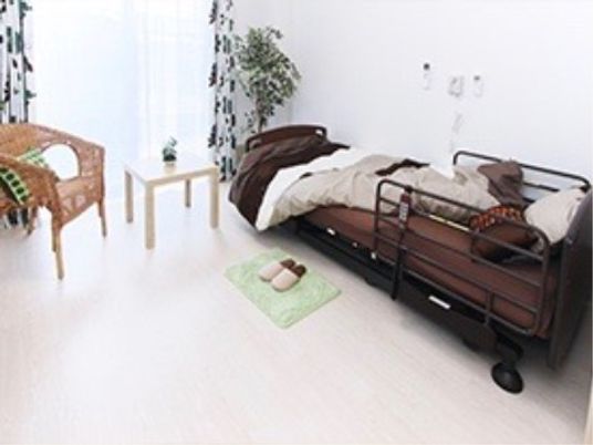 明るい居室の一角