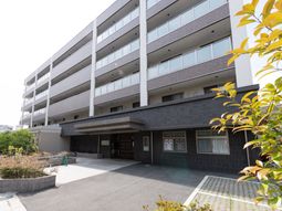 清潔感ある建物のエントランス
