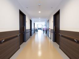 廊下の明るい景色