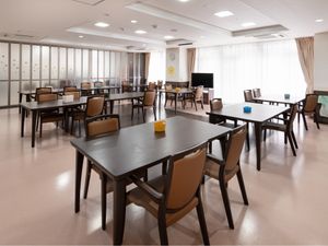 広々とした明るい食堂