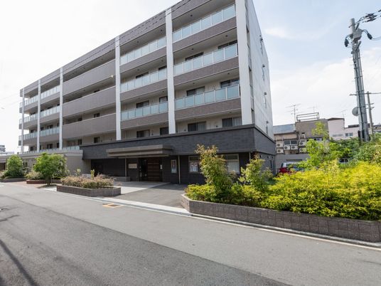建物外観とエントランス