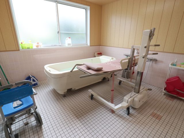 バリアフリー浴室設備 介護浴室 利便性を考慮した広々としたバリアフリー浴室です。リフトや手すりが整っており、安全に快適なバスタイムをサポートします。