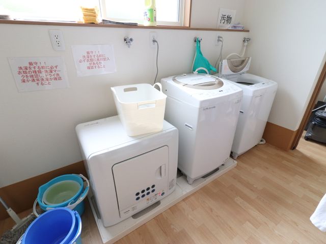 洗濯機と乾燥機の配置 ランドリースペース 清潔に保たれた洗濯スペースです。自由に利用できる洗濯と乾燥機が整備され、日々の生活に便利です。