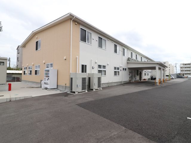 広々とした施設の外観 外観 広い敷地に建つこの施設は、落ち着いた色合いで周囲の環境に溶け込む設計となっており、働くスタッフにとっても心地よい環境です。