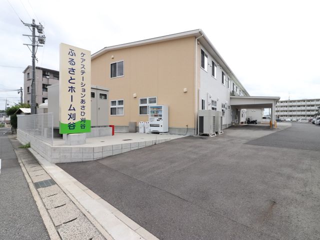 広々とした明るい外観 外観 広々とした駐車スペースが確保された、清潔感のあふれる建物です。スタッフとして活躍するやりがいを感じていただける環境が整っています。