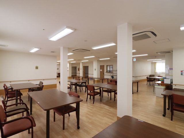 ゆとりのある共有ダイニング 共有フロア 広々としたダイニングエリアは、明るく居心地の良い雰囲気で、共同の食事や交流の場としてご利用いただけます。