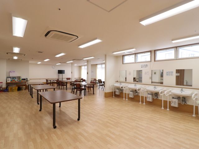 広々とした共有空間 共有フロア 明るく広いダイニングルームは、共同での食事や交流の場として最適です。清潔感のある手洗い設備も完備しており、快適にお過ごしいただけます。