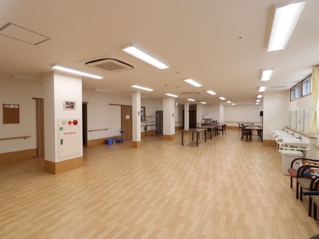 広々とした多目的室 共有フロア ゆったりとした広さの多用途スペースです。様々な活動やリハビリにも適しており、快適な日々をサポートします。