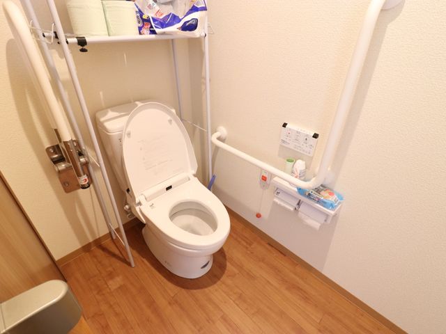 バリアフリートイレ トイレ 手すり完備のトイレで、快適かつ安全にご利用いただけます。利用者の自立支援を考慮した設備となっております。