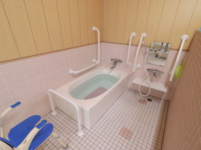 手すり付き浴室 浴室 手すりや座浴用のイスが備わった安全配慮の浴室です。利用者が安心して快適に使える工夫がされています。