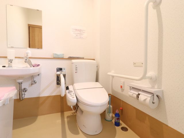 バリアフリー設計のトイレ トイレ 手すり付きで広々としたトイレは、安心してお使いいただける配慮がされています。快適な日常生活をサポートする工夫がされています。