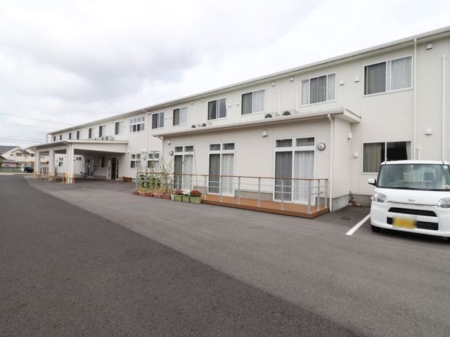 手入れされた建物の外観 外観 ゆったりとした駐車スペースが特徴の外観です。荷物の運搬や来訪が容易になっております。
