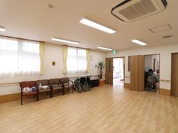 明るい待合室の様子