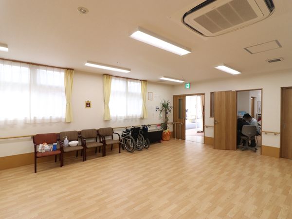 明るい待合室の様子